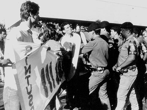 Greve geral de maio de 1991: professores, alunos e funcionários enfrentam a polícia militar na portaria da USP