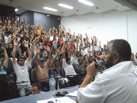 Cerca de 300 funcionários estiveram na assembleia. Claudionor Brandão discursou durante a sessão (foto: Francisco de Laurentiis)