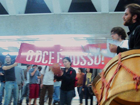 Estudantes comemoram a ocupação do Centro de Vivência após Assembléia do dia 23, porém a união do ato não foi mantida por discordâncias políticas (foto: Camila Souza Ramos)