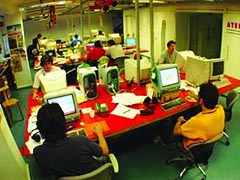 351_estagio Estagiários durante serviço; USP não tem cumprido normas da nova lei (foto: Reprodução)