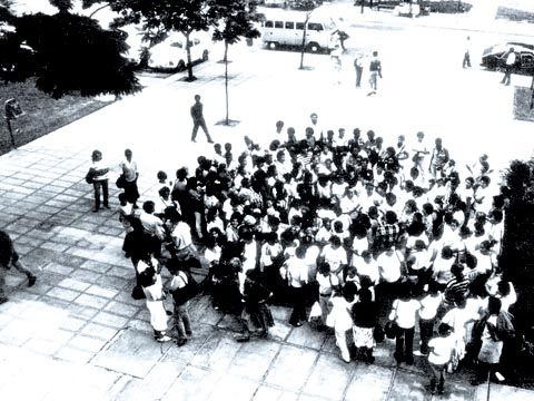 Funcionários da limpeza da universidade reúnem-se para manifestação em frente à Reitoria, em abril de 1988 (foto: Eduardo Knapp)