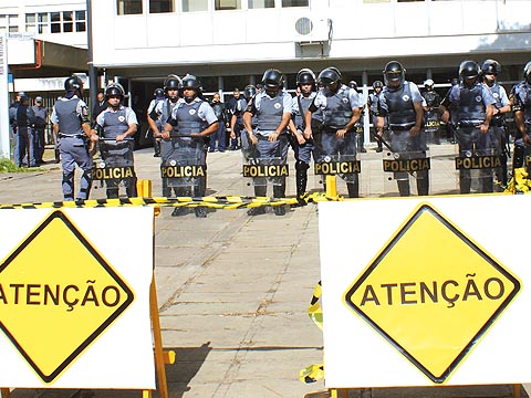 Força Tática da Polícia Militar permanece durante segunda (1/5) e quarta-feira (3/5) na frente do prédio da Reitoria (foto: Tatiane Ribeiro)