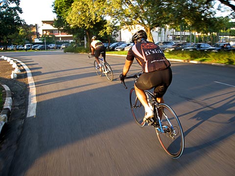 Ciclistas no campus (foto: Martin Montigelli)