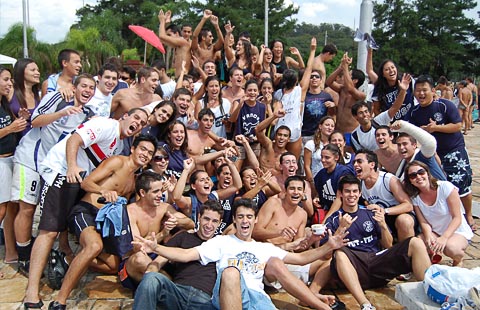 Bixos, veteranos, membros da Atlética, atletas e torcedores se espremem na foto do título, após a conquista de oito modalidades (foto: Edgar Lepri)
