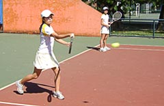Gêmeas Cristiana e Mariana Ogawa venceram no tênis pela Poli, que ainda liderava (foto: Edgar Lepri)
