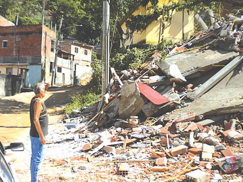 Casa é destruída por deslizamento em São Gonçalo, RJ (foto: Vitor Abdala/ABr)