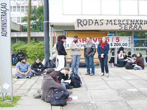Funcionários e alunos reuniram-se antes das 6h para bloquear o prédio (foto: Fabrício Lobel)