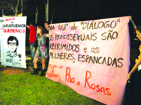 No gramado da Faculdade de Farmácia, manifestantes protestaram no último dia 4 contra a homofobia (foto: Mariana Franco)