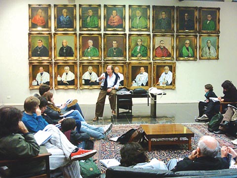 Professor Luizito, da ECA, dá aula dentro do prédio da Reitoria invadida, em forma de apoio às reivindicações (foto: Nilbberth Silva)