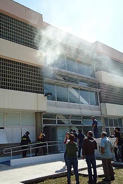 Fumaça saia de uma coluna externa do prédio central (foto: Amanda Previdelli)