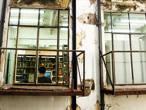Biblioteca mostra problemas em sua fachada (foto: Juliana Cruz)