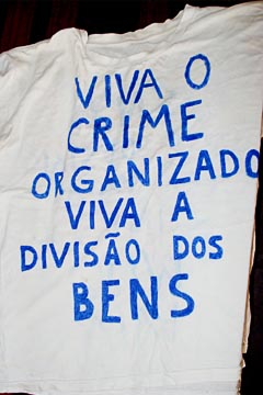Camisa usada por aluno ao invadir a quadra (foto: Marcela Gonsalves)