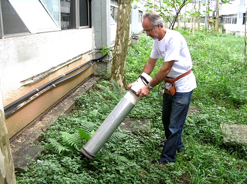 Professor Paulo Urbinatti aspirando local de foco da fêmea do mosquito (foto: Projeto Meu Ambiente)