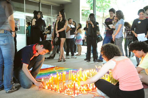 Ato contra homofobia reúne estudantes em frente ao Restaurante Central (foto: Denise Eloy)