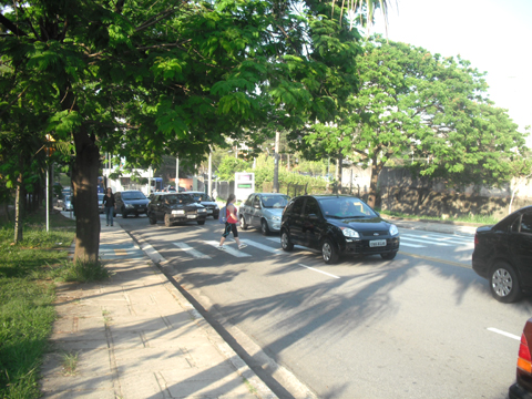 Região próxima ao P3 receberá melhor trato para pedestres em 2011 (foto: Eduardo Nascimento)
