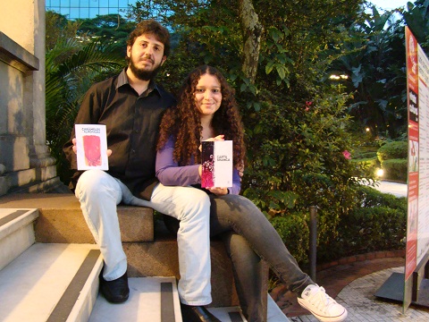 Eduardo e Aline mostram os primeiros livros da Editora Patuá (foto: Bruno Molinero)