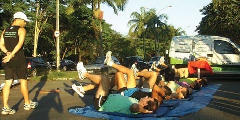 Atletas treinam na Av. Professor Melo Morais (foto: Karin Salomão)