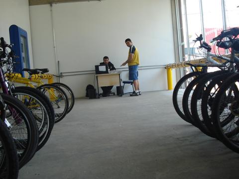 Poucas bicicletas em certos horários atrapalham o serviço (foto: Bruno Capelas)