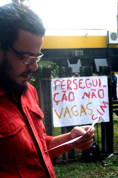 Rafael em protesto a seu favor, em frente à Coseas (foto: Carlos Vilas)