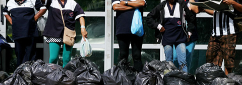 De braços cruzados: funcionários terceirizados se tornam visíveis ao deixar de recolher lixo na USP (foto: Arquivo Organização Fábrica Ocupada)