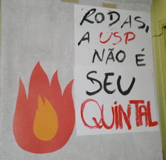 Cartazes questionando as atitudes de Rodas foram colados pelo pátio (foto: Renata Hirota)