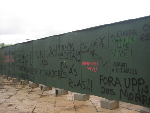 Estudantes picham frases de protesto à ditadura em tapumes da obra de construção do Memorial (foto: Carolina Linhares)