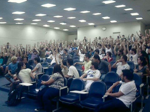 No Instituto de Física, a assembleia do dia 11 reuniu cerca de 200 alunos; maioria foi contrária à greve (foto: Carolina Linhares)