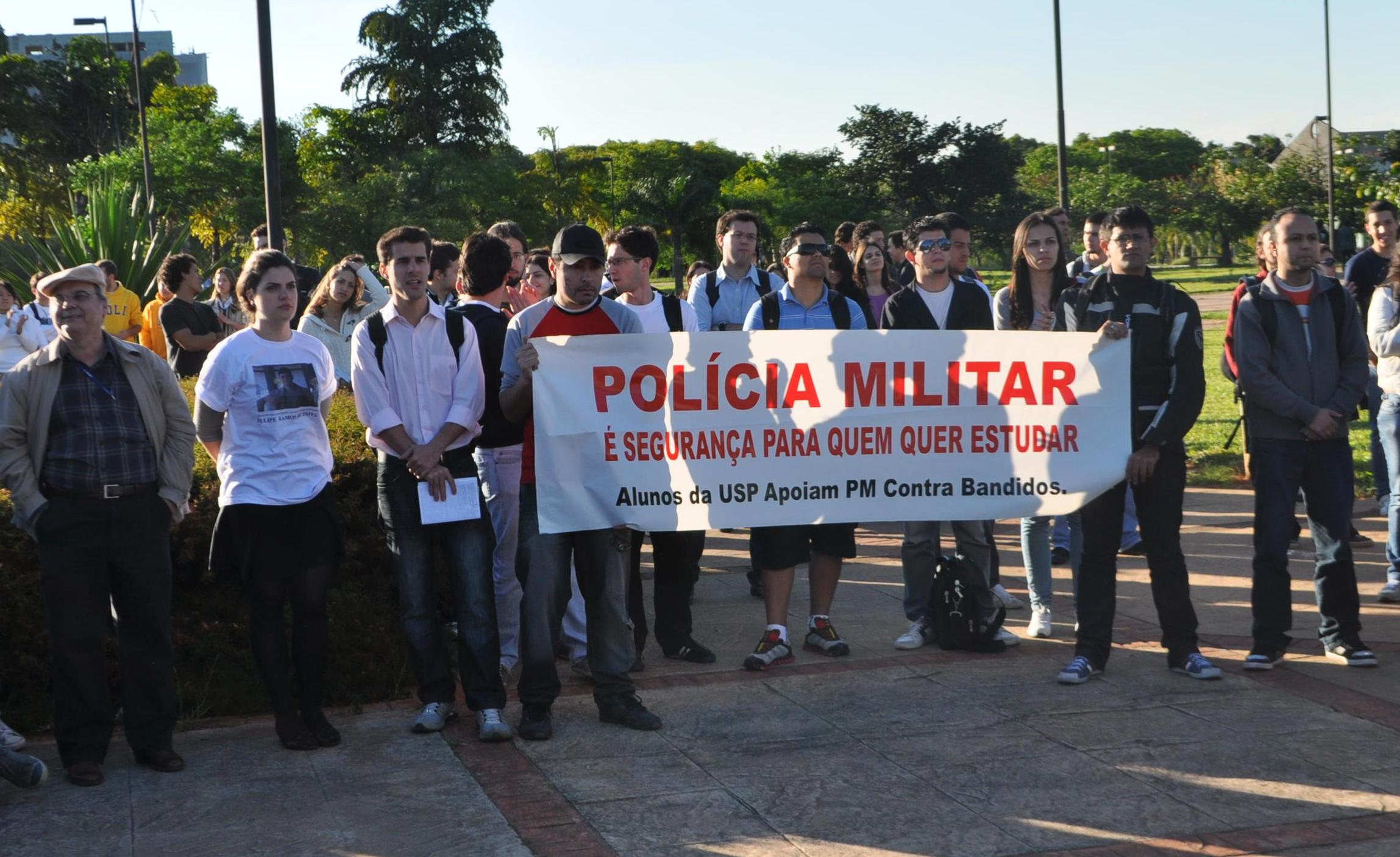Ato na Praça do Relógio contou com cerca de 250 alunos a favor da PM (foto: Beatriz Montesanti)