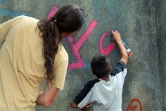 O grafiteiro Felipe Ruído buscou integrar sua arte aos desenhos das crianças (foto: Denise Eloy)
