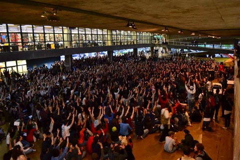 Estudantes reunem-se em assembleia geral na FAU (foto: Rafael Nascimento de Carvalho)