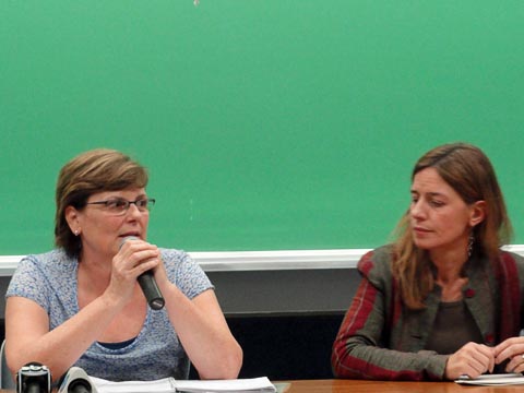 Heloísa Borsari e Elisabetta Santoro (presidente e vice da Adusp) presidem a mesa de discussões (foto: Ricardo Bomfim)