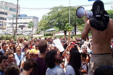 Alunos marcham até a 91ªDP e pedem pela libertação dos presos (foto: Ana Pinho)