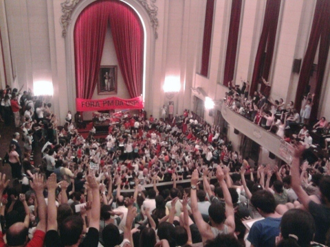 Assembleia que reúne cerca de 2000 pessoas aprova a manutenção da greve e decide os rumos do movimento (foto: Anna Carolina Papp)