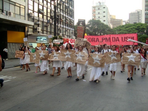 Estudantes protestam contra a presença da PM no campus em ato no Centro de São Paulo, no dia 10 de novembro (foto: Giovanna Rossin)