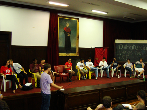 Aluno dialoga com chapas no debate da Faculdade de Direito (foto: Rodrigo Arriagada Vianna)