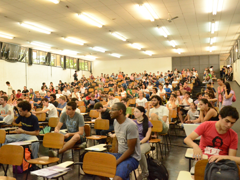 Público do debate realizado no anfiteatro amarelo do prédio do Biênio da Escola Politécnica (foto: Victória Cirino)