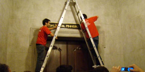 Em 2010, estudantes da Faculdade de Direito removeram placas com os nomes de Pinheiro Neto e de Pedro Conde (foto: Hugo Neto)