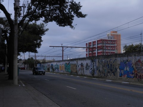 Fachada do prédio da FATEC Tatuapé (edifício com estrutura vermelha) vista pela Unicid. (Foto: Rúvila Magalhães)