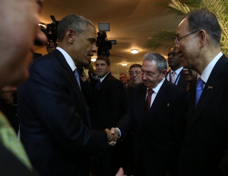 Barack Obama e Raúl Castro se cumprimentam na abertura da Cúpula das Américas do Panamá. (Foto: Ministerio De La Presidência)