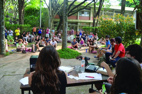 Estudantes do Instituto de Psicologia em assembleia no dia 16/10, no úiltimo dia de paralisação (Foto: Barbara Monfrinato)
