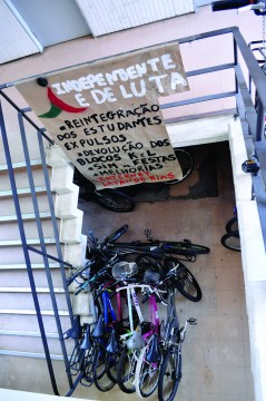 Moradores se manifestam com faixa no bicicletário do Crusp (Foto: Roberta Vassallo)