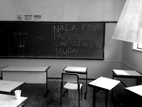 Trecho de poema de Bertold Brecht (Antologia Poética, 1977) escrito na lousa da sala de aula da E.E. Fernão Dias (Foto: Vinícius Andrade)