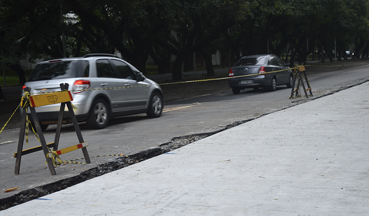 Contraste entre pavimento original e o novo feito com aço (foto: Ana Luísa Moraes)