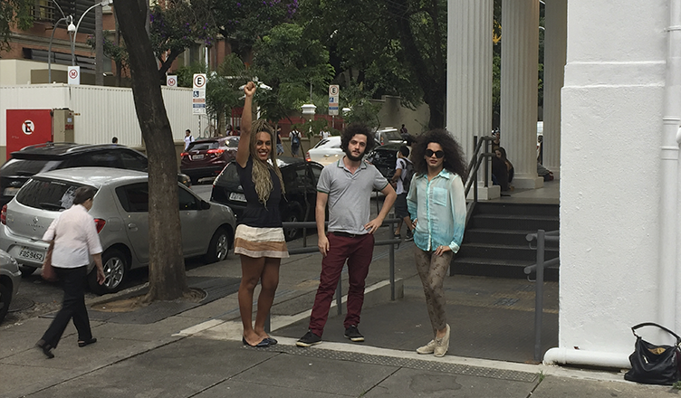 Raquel, Rafael e Assucena posam em frente ao Centro Universitário Maria Antônia da USP (foto: Breno Leoni Ebeling)