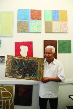 Toninho com uma de suas pinturas (foto: Sofia Mendes)