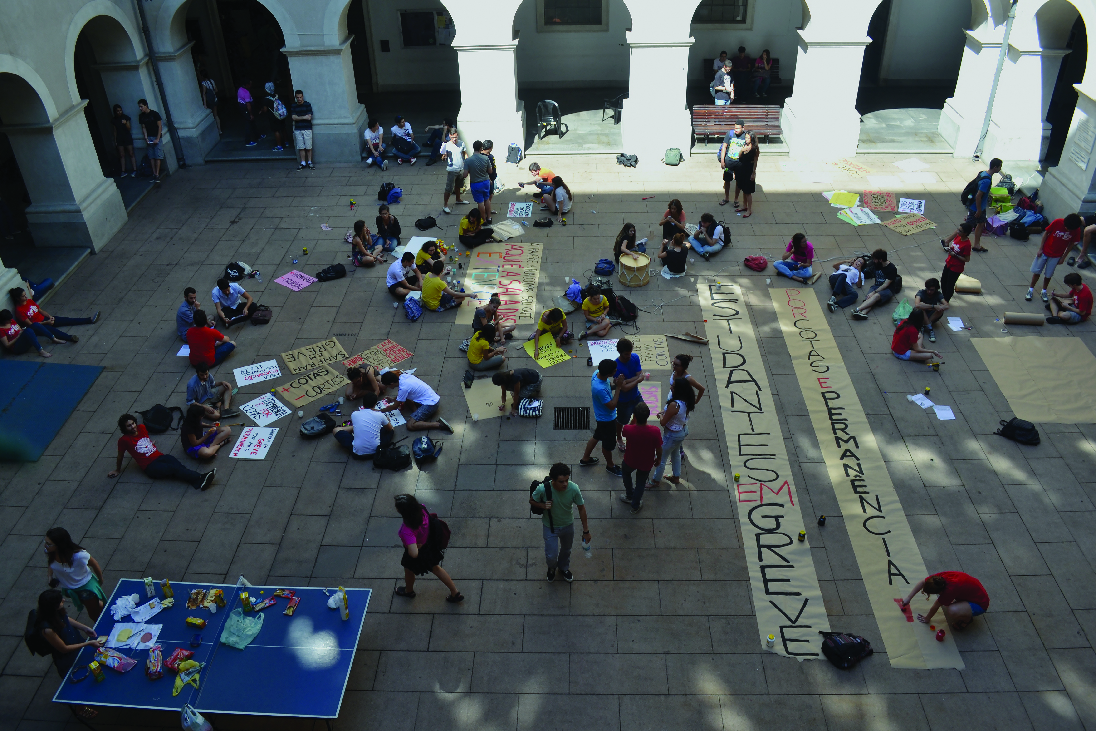 Durante o período de greve, estudantes se encontraram no pátio e utilizaram o espaço para realizações de saraus, rodas de conversa, debates e oficinas (Foto: Fabiana Won)