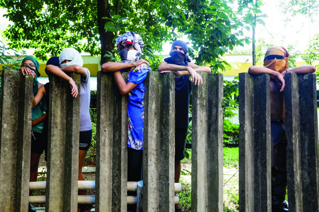 Integrantes da ocupação escodem seus rostos por medo de represálias (foto: Marcos Nona)