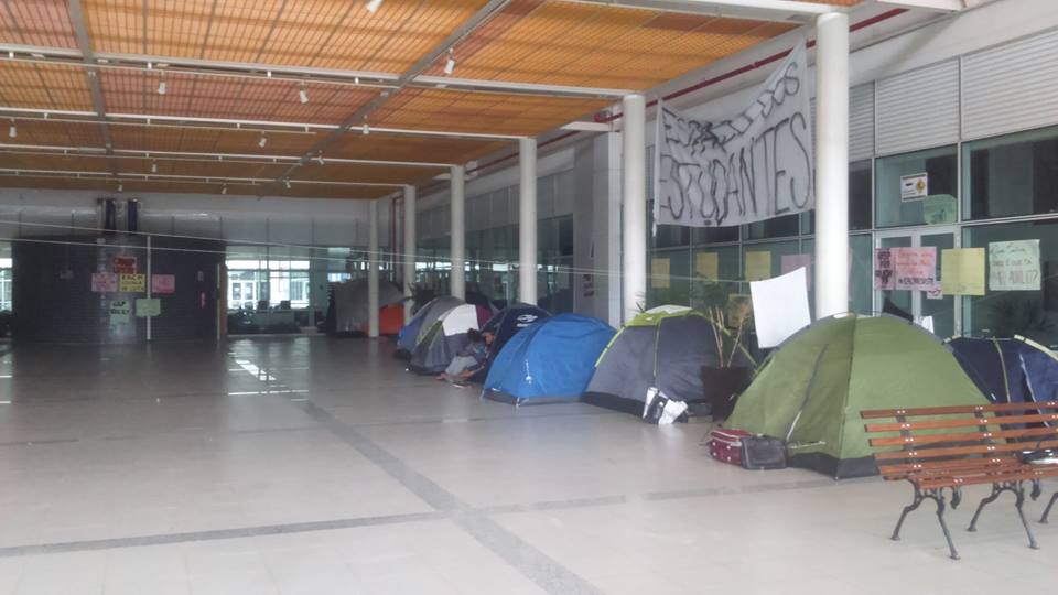 Barracas na EACH; estudantes ficaram acampados por semanas (foto: #EACH Resiste/Facebook)