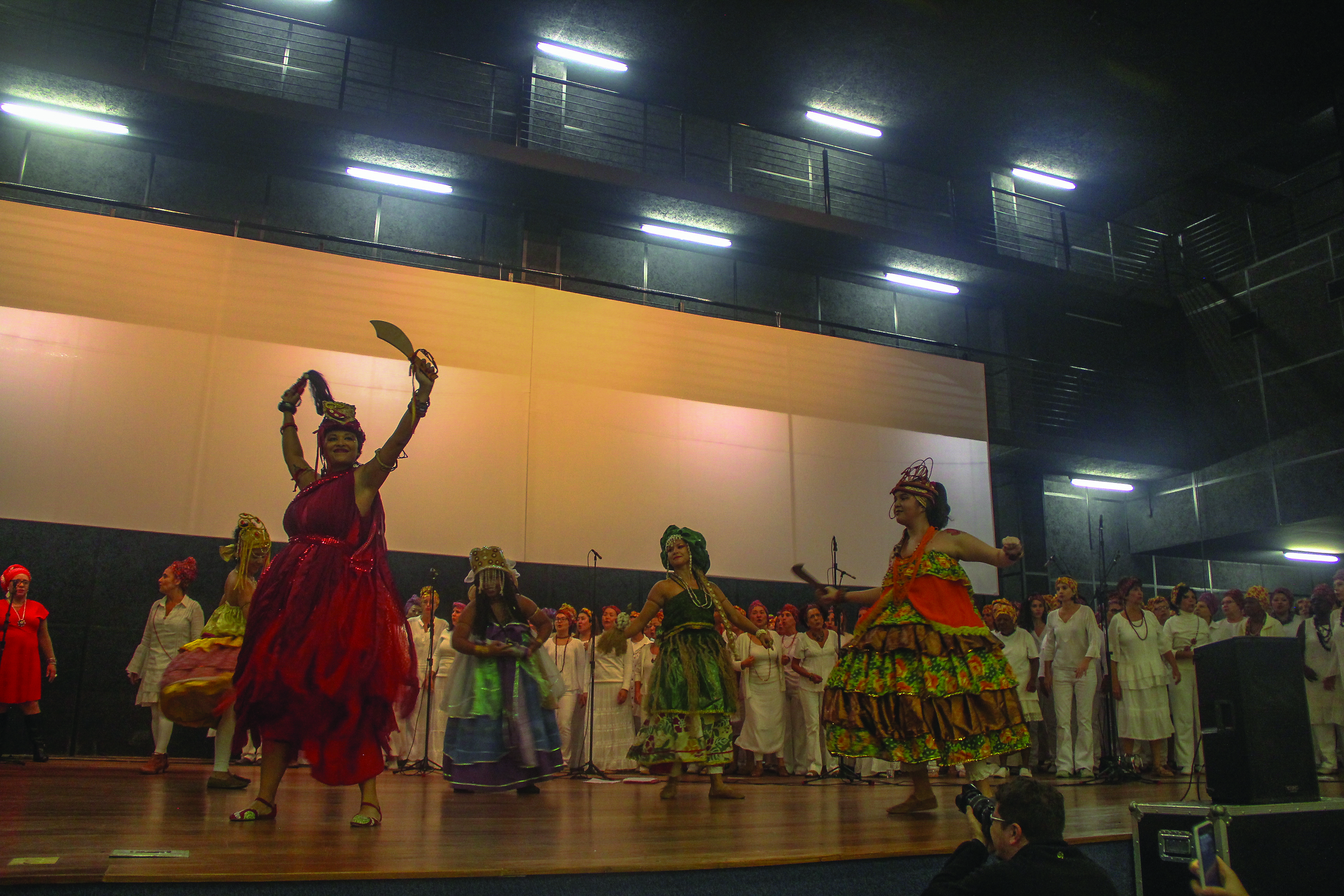 As dançarinas do Ilú Obá de Min, que representam as orixás femininas e, ao fundo, as mulheres do coral (Foto: Sofia Mendes)