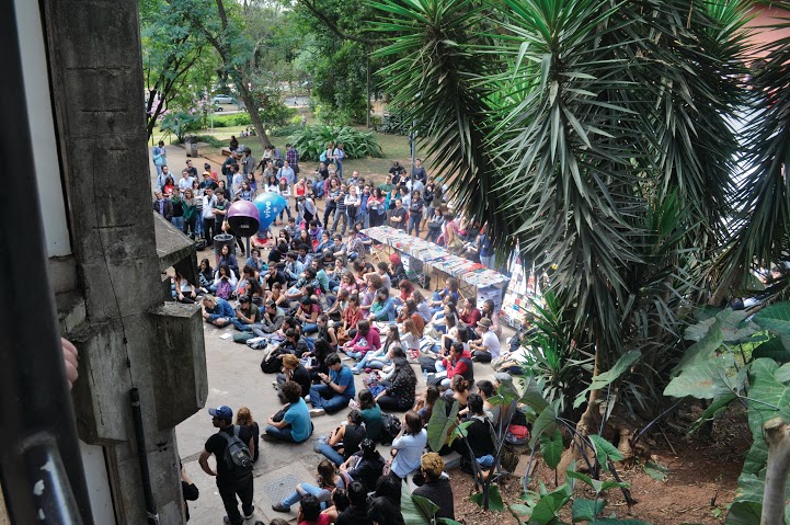 Estudantes deliberam greve em assemléia na FFLCH na última quarta, 11/05